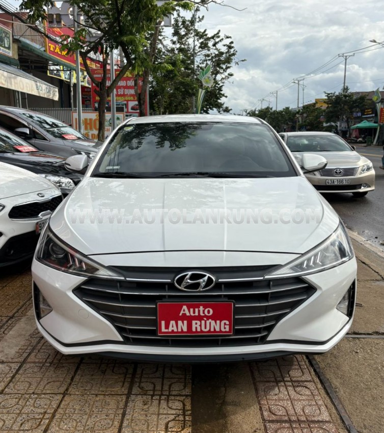 Hyundai Elantra 1.6 MT